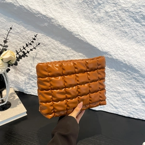 Pochette cosmétique en cuir marron matelassé avec surpiqûres losanges à la main
