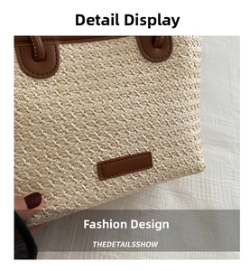 Vue détaillée du sac cabas en paille tressée avec sangle en cuir marron et texture