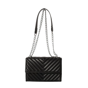 Sac bandoulière noir matelassé avec motif à chevrons et chaîne en métal argenté