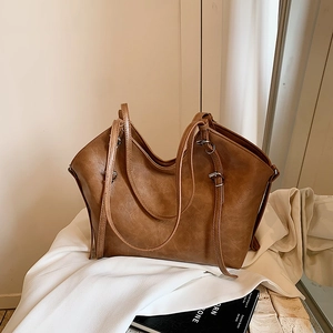 Sac fourre-tout vintage en cuir marron avec bandoulière réglable pour style professionnel