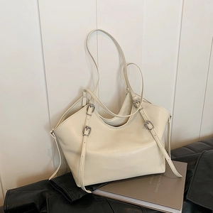 Grand sac cabas rétro en cuir blanc crème avec boucles métalliques argentées élégantes