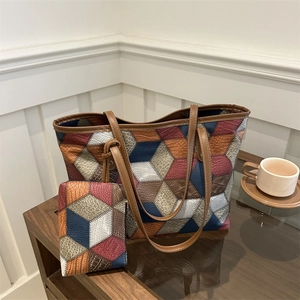 Grande borsa tote patchwork geometrica con pochette coordinata per il pendolare