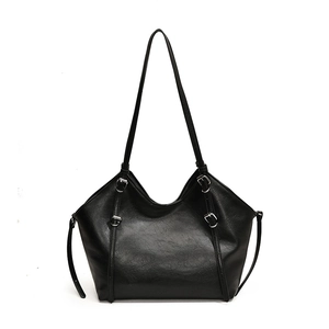 Sac fourre-tout noir rétro avec texture mate vintage et boucles métalliques chic