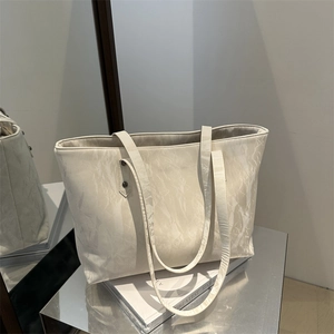 Grand cabas beige avec texture plissée marbrée et doubles bretelles élégantes