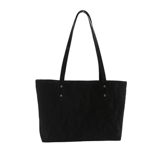 Grand sac cabas noir minimaliste avec rivets argentés pour le travail et les loisirs