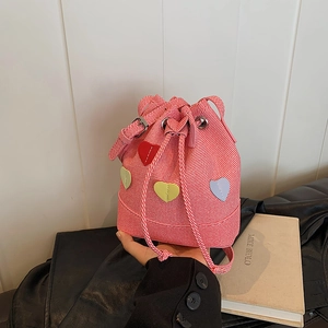 Borsa a secchiello a righe rosa con toppe a cuore colorate e chiusura a coulisse