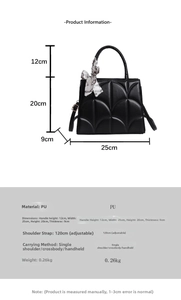 Detalle de bolso acolchado negro con dimensiones y decoración de pañuelo de seda