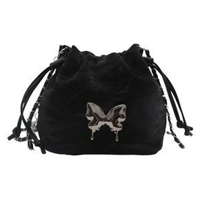 Sac seau en velours noir avec papillon en métal argenté et bandoulière en chaîne chic