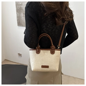 Sac fourre-tout en paille avec poignées en cuir marron et bandoulière réglable chic