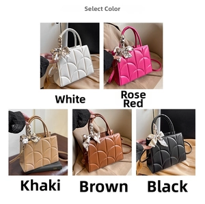Collage de bolsos acolchados en blanco, rosa y marrón con asa decorada con pañuelo de seda