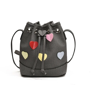 Borsa a secchiello grigio scuro con toppe a cuore colorate e tracolla sottile