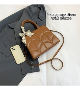 Bolso bandolera marrón acolchado con pañuelo de seda y vista de comparación de tamaño