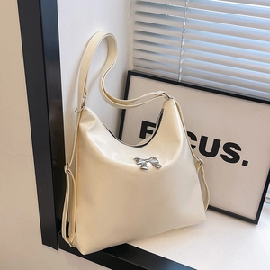 Borsa tote crema con fiocco argento e tracolla regolabile per uso quotidiano