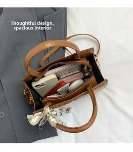 Vista superior del interior espacioso del bolso marrón con pañuelo decorativo