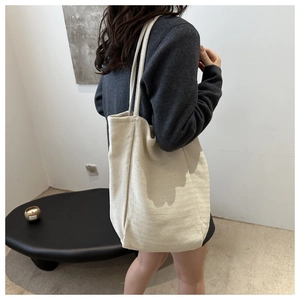Sac cabas minimaliste en toile texturée avec deux bretelles pour le transport quotidien