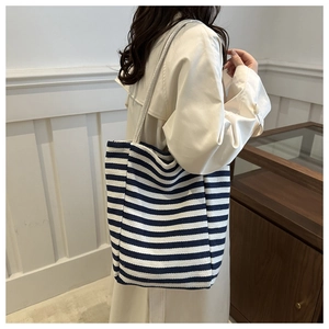 Détail du sac cabas rayé bleu marine et blanc avec anses en corde de style marin