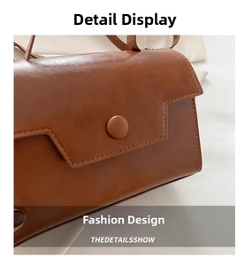 Dettaglio borsa retrò marrone con texture in pelle premium e cuciture di precisione
