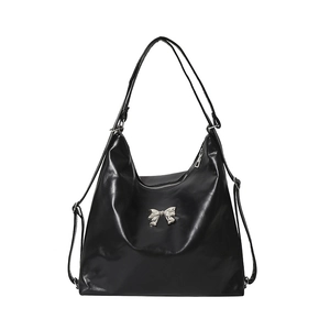 Versatile borsa tote in ecopelle nera con fiocco argento e spallacci regolabili