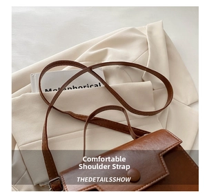 Dettaglio della tracolla in pelle marrone e cuciture della borsa a tracolla vintage