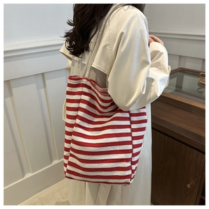 Détail du sac fourre-tout en toile à rayures rouges et blanches avec poignées en corde