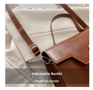 Dettaglio ravvicinato della fibbia in metallo regolabile su una borsa vintage marrone