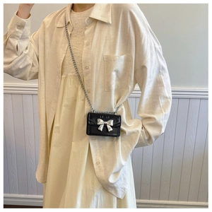 Mini sac bandoulière rétro noir pour filles avec nœud argenté et chaîne élégante