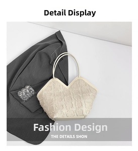 Dettaglio della borsa tote trapuntata beige con apertura a V e trama a quadretti