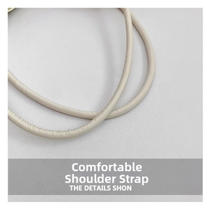 Dettaglio tracolla confortevole con cuciture fini sulla borsa color crema