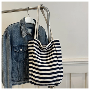 Détail du sac fourre-tout en toile rayée noir et blanc avec poignées en corde crème