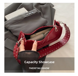Vue intérieure du sac en cuir verni rouge montrant l'espace pour téléphone et cartes
