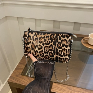 Borsa a tracolla con stampa leopardata borchie argentate e catena in metallo donna
