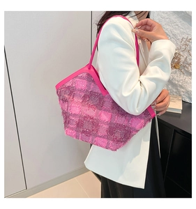 Dettaglio della borsa tote in tweed rosa con tessuto a frange e finiture in pelle magenta