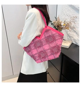 Dettaglio della borsa tote in tweed rosa a scacchi con texture a frange e pelle
