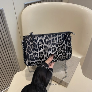 Borsa a tracolla leopardata con catena argento e dettagli di borchie in metallo