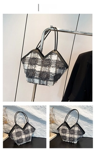Dettaglio della borsa tote in tweed bianco e nero con design a V e tracolla in ecopelle