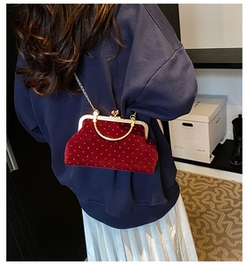 Sac coquille en velours rouge vintage avec pois blancs et bandoulière chaîne dorée