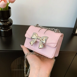 Mini sac bandoulière rose avec boucle papillon argentée et bandoulière chaîne
