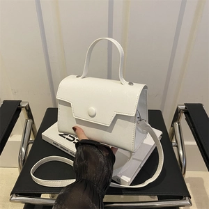 Borsa a mano quadrata bianca in finta pelle con fibbia rotonda e tracolla stile francese