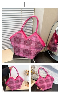 Dettaglio della borsa tote intrecciata rosa rosa con finiture in pelle e bordo a V