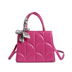 Sac à main matelassé rose rouge avec poignée en foulard et bandoulière amovible