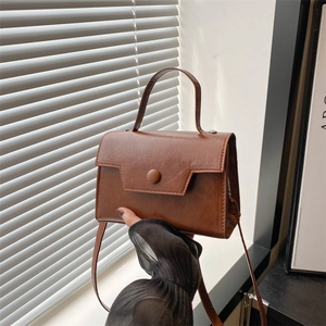 Borsa a tracolla quadrata marrone vintage con fibbia rotonda e manico in luce soffusa