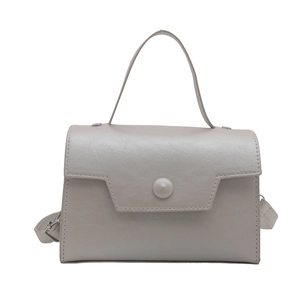Piccola borsa quadrata grigio chiaro con patta geometrica e tracolla regolabile