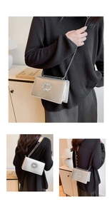 Détail du sac bandoulière argenté avec boucle en strass étincelante et chaîne fine