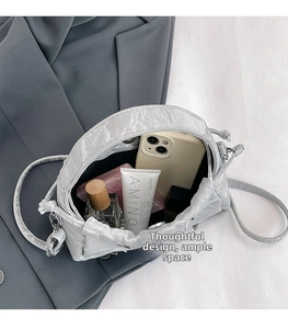 Vista interna che mostra la capienza della borsa a secchiello argento per accessori