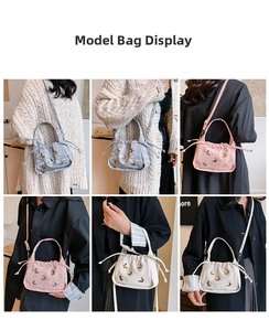 Vues détaillées des sacs seaux à chaîne gris, roses et blancs avec broderie papillon
