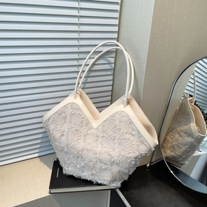 Borsa tote beige con trama a frange e taglio a V per il pendolarismo quotidiano della donna
