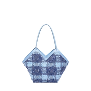 Borsa tote in denim blu patchwork con bordi sfrangiati e manici superiori a V
