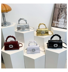 Détail de mini sacs à motif crocodile multicolores avec boucles en cristal et anses froncées