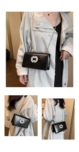 Gros plan détaillé d'un sac carré noir avec boucle en strass et chaîne argentée