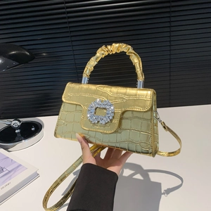 Sac à main doré avec poignée froncée, texture crocodile et boucle en cristal brillant